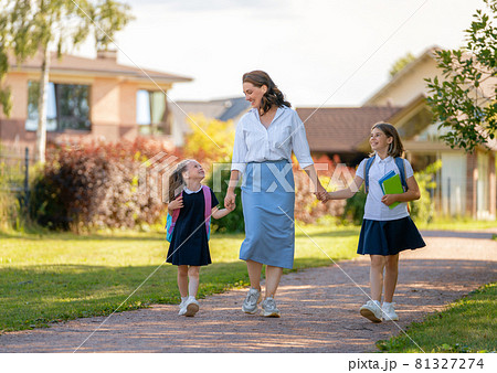 Parent and pupils going to school 81327274