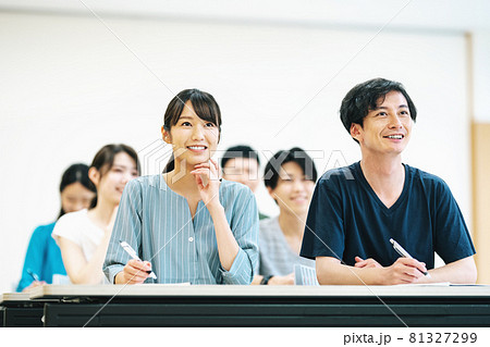 セミナーに参加する若い男女 81327299