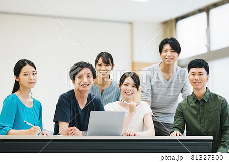 若い男女のポートレート 若い男女のポートレート 81327300