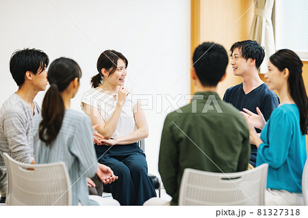 グループワークをする男女 グループワークをする男女 81327318