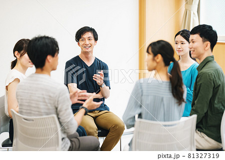 グループワークをする男女 81327319