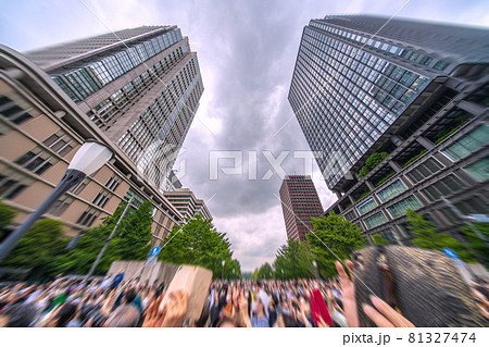 日本の東京都市景観 重症者1935人(全国)…インパルスを撮影する人たちら…=8月24日、東京駅前 日本の東京都市景観 重症者1935人(全国)…インパルスを撮影する人たちら…=8月24日、東京駅前 81327474