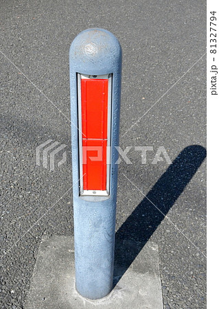 大きな反射材のついたポールの写真素材