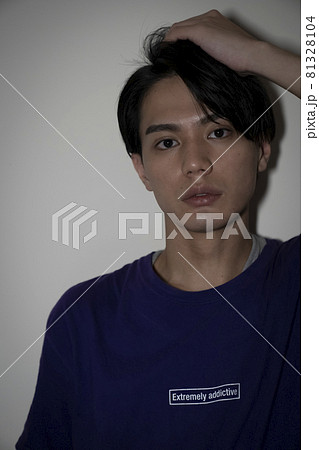 暗がりにいる男性のポートレート 81328104