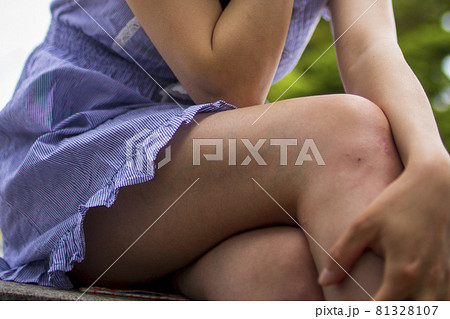 脚を組んだ女性の太もも の写真素材