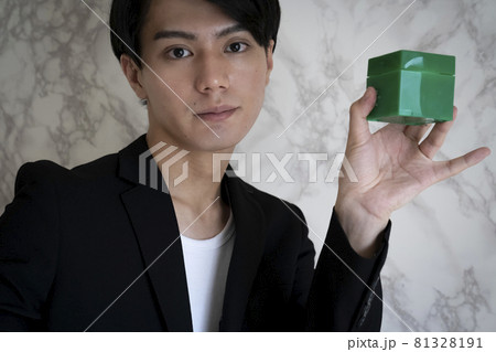 ヘアワックスを持つ男性のポートレート 81328191