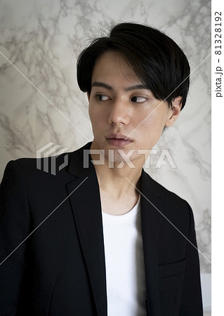 ジャケットを着た男性のポートレート 81328192