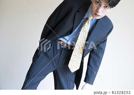ビジネスマンのポートレート 81328252