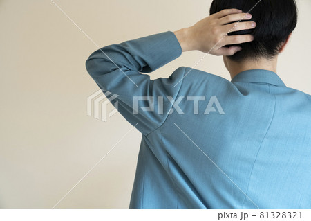 ジャケットを着た後ろ姿の男性 ジャケットを着た後ろ姿の男性 81328321