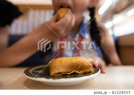 いなり寿司を食べる子供 いなり寿司を食べる子供 81328355