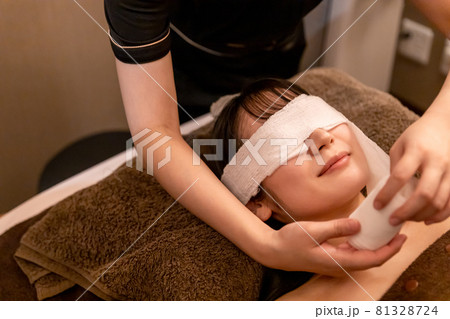 看護師と包帯を巻く女性(美容外科・眼科) 看護師と包帯を巻く女性(美容外科・眼科) 81328724
