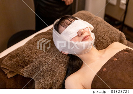 看護師と包帯を巻く女性(美容外科・眼科) 看護師と包帯を巻く女性(美容外科・眼科) 81328725