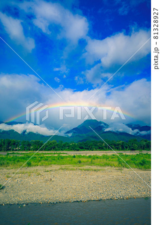 【朝の安曇野】有明山に架かる虹【前景・高瀬川】 【朝の安曇野】有明山に架かる虹【前景・高瀬川】 81328927