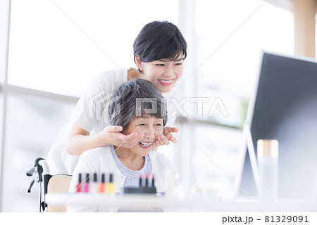 介護 メイクセラピー メイクをしてもらっているシニア女性 81329091