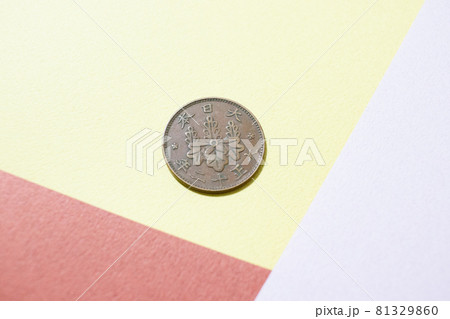 昔のお金　一銭　和の色背景 81329860