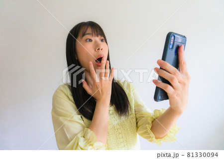 スマホを見る女性 驚く スマホを見る女性 驚く 81330094