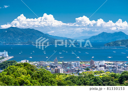 《広島県》瀬戸内海と夏の空・廿日市の海岸線 《広島県》瀬戸内海と夏の空・廿日市の海岸線 81330153