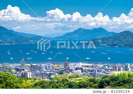 《広島県》瀬戸内海と夏の空・廿日市の海岸線 《広島県》瀬戸内海と夏の空・廿日市の海岸線 81330154