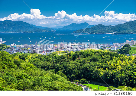 《広島県》瀬戸内海と夏の空・廿日市の海岸線 《広島県》瀬戸内海と夏の空・廿日市の海岸線 81330160
