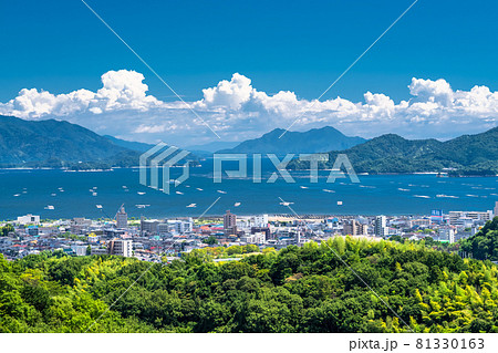 《広島県》瀬戸内海と夏の空・廿日市の海岸線 81330163