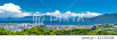 《広島県》瀬戸内海と夏の空・廿日市の海岸線 81330166