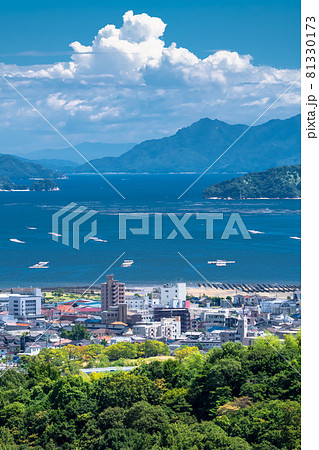 《広島県》瀬戸内海と夏の空・廿日市の海岸線 81330173