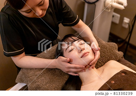 エステサロンで施術を受ける女性（小顔矯正・リンパ） 81330239