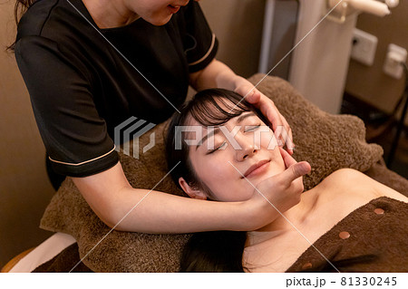 エステサロンで施術を受ける女性（小顔矯正・リンパ） 81330245
