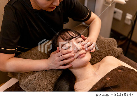 エステサロンで施術を受ける女性（小顔矯正・リンパ） 81330247