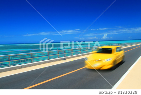 沖縄　青い海にかかる橋をドライブ 81330329