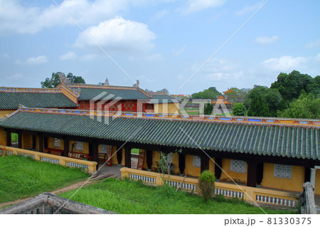 ベトナム中部の世界遺産の街フエ　阮朝王宮内の景色 81330375