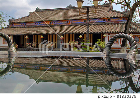 ベトナム中部の世界遺産の街フエ　阮朝王宮水面に映る右廡 81330379