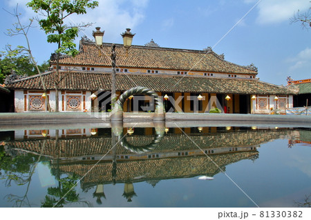 ベトナム中部の世界遺産の街フエ　阮朝王宮水面に映る左廡 81330382