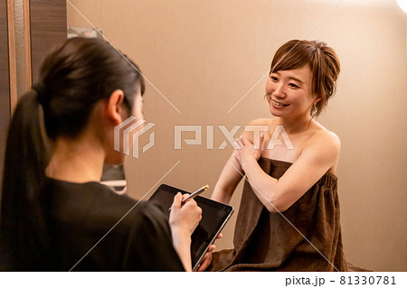 カウンセリングを受ける女性（二の腕） 81330781
