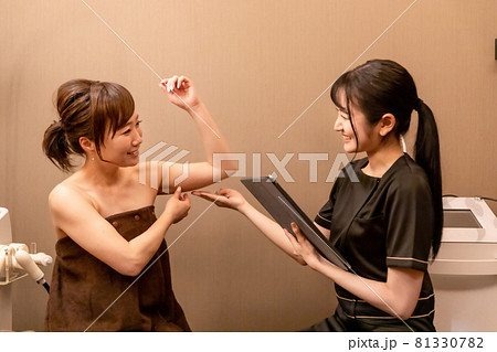 カウンセリングを受ける女性（二の腕） 81330782