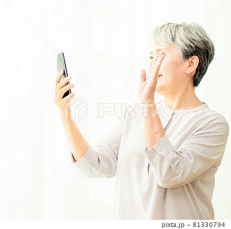 女性 メス 女の人 81330794