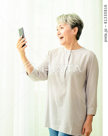 女性 メス 女の人 81330816