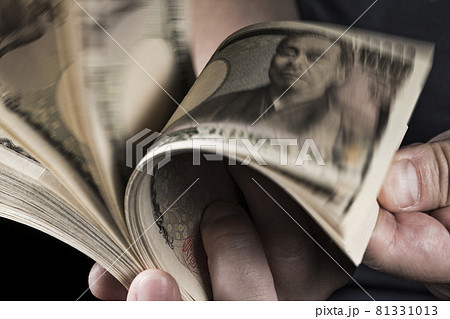 札束を持った男性の手 81331013