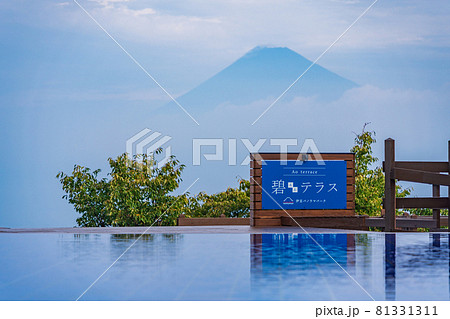 (静岡県)伊豆パノラマパーク 碧テラスの向こうに、夏の富士山 (静岡県)伊豆パノラマパーク 碧テラスの向こうに、夏の富士山 81331311
