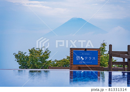 (静岡県)伊豆パノラマパーク 碧テラスの向こうに、夏の富士山 (静岡県)伊豆パノラマパーク 碧テラスの向こうに、夏の富士山 81331314