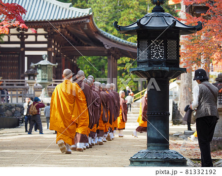 高野山 修行僧の朝のおつとめ 高野山 修行僧の朝のおつとめ 81332192