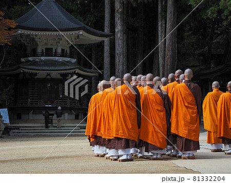 高野山 修行僧の朝のおつとめ 81332204