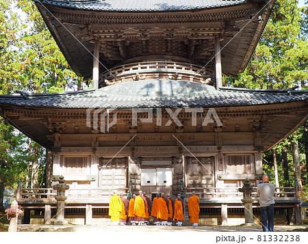 高野山 修行僧の朝のおつとめ 高野山 修行僧の朝のおつとめ 81332238