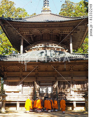 高野山 修行僧の朝のおつとめ 高野山 修行僧の朝のおつとめ 81332249
