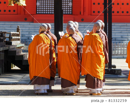 高野山 修行僧の朝のおつとめ 81332259