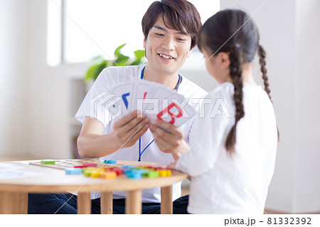 幼児教育　英会話教室でレッスンを受ける女の子 81332392