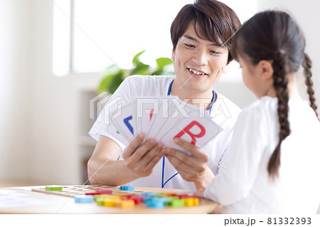 幼児教育　英会話教室でレッスンを受ける女の子 81332393