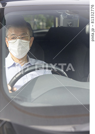 ドライブレコーダーのついた車を運転するシニア 81332776