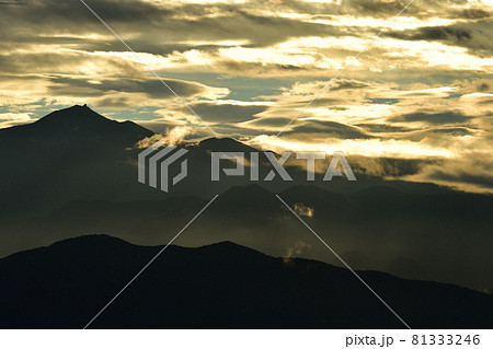 北杜市白州町、金峰山に掛かる雲を黄金色に染めて（ベルガ通りにて） 81333246