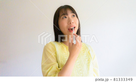 歯磨きをする女性 81333349